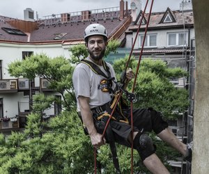 Pravideln provádíme kontrolu stešních krytin, okap a okapových svod inovních dom v Praze. Pravidelná kontrola pedchází mnoha problémm, které dokáou zpsobit nemalé škody na dom. Ucpané koleno svodu dokáe zpsobit zatékání do domu, vytváí neádanou vlhkost omítky a podobn. Kontrola stešní krytiny je zejména u starších dom doporuovaná také z bezpenostního hlediska...