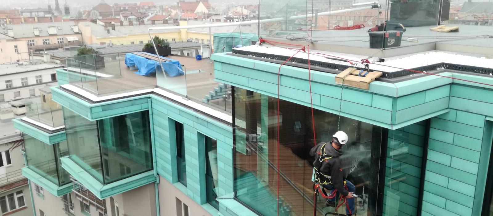 Výškové práce v Praze a okolí - Mytí oken a teras bytového domu v Praze