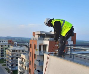 Zejména pro lokální opravy fasád dom jsou výškové práce správnou volbou, a to nejen z dvodu asové a finanní úspory. Lanová technika umoní pístup do jinak nedostupných míst a malé a stední defekty na fasád, klempíských prvcích, v okolí balkón atd. lze rychle opravit. Bytový dm na Praze 4 nevyadoval celkovou sanaci fasády, které z lana také provádíme, a proto jsme...