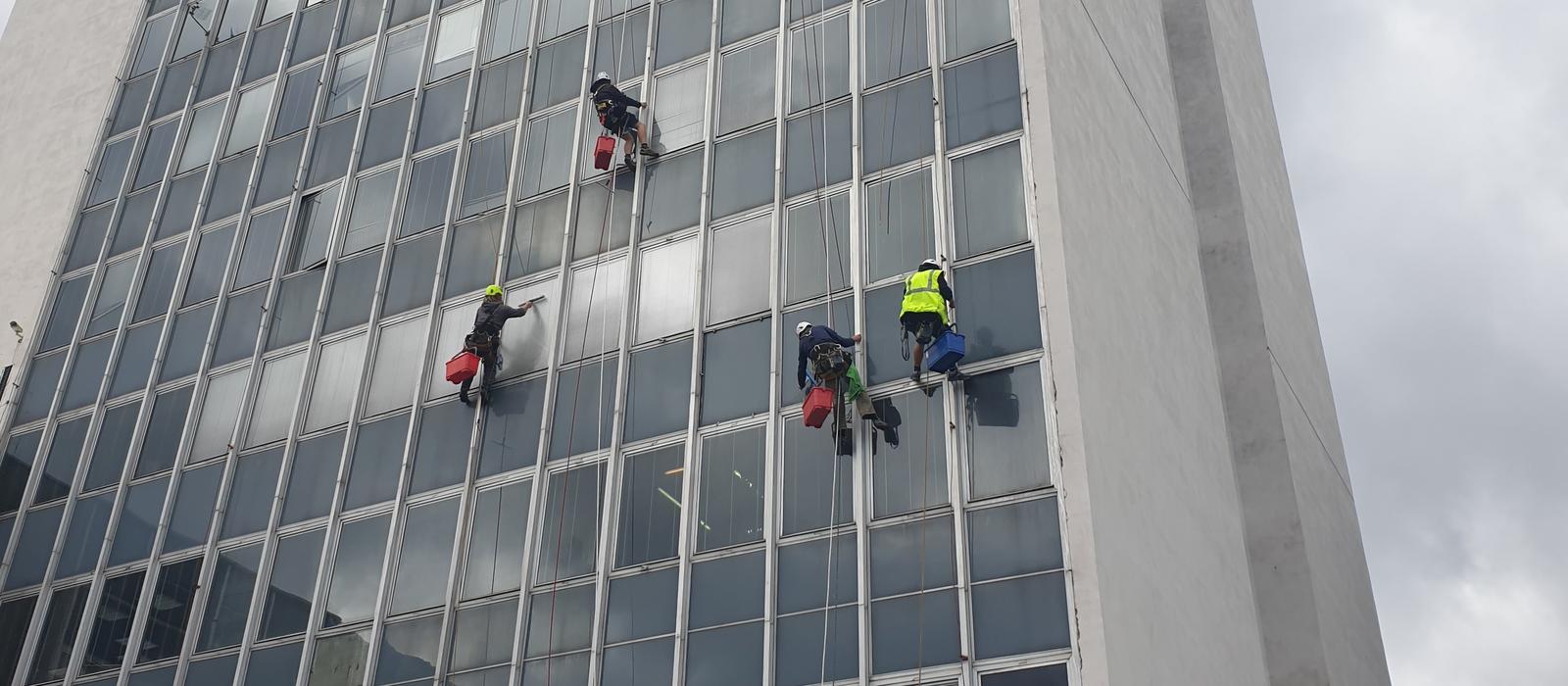 V��kov� pr�ce v Praze a okol� - V��kov� myt� oken administrativn� budovy