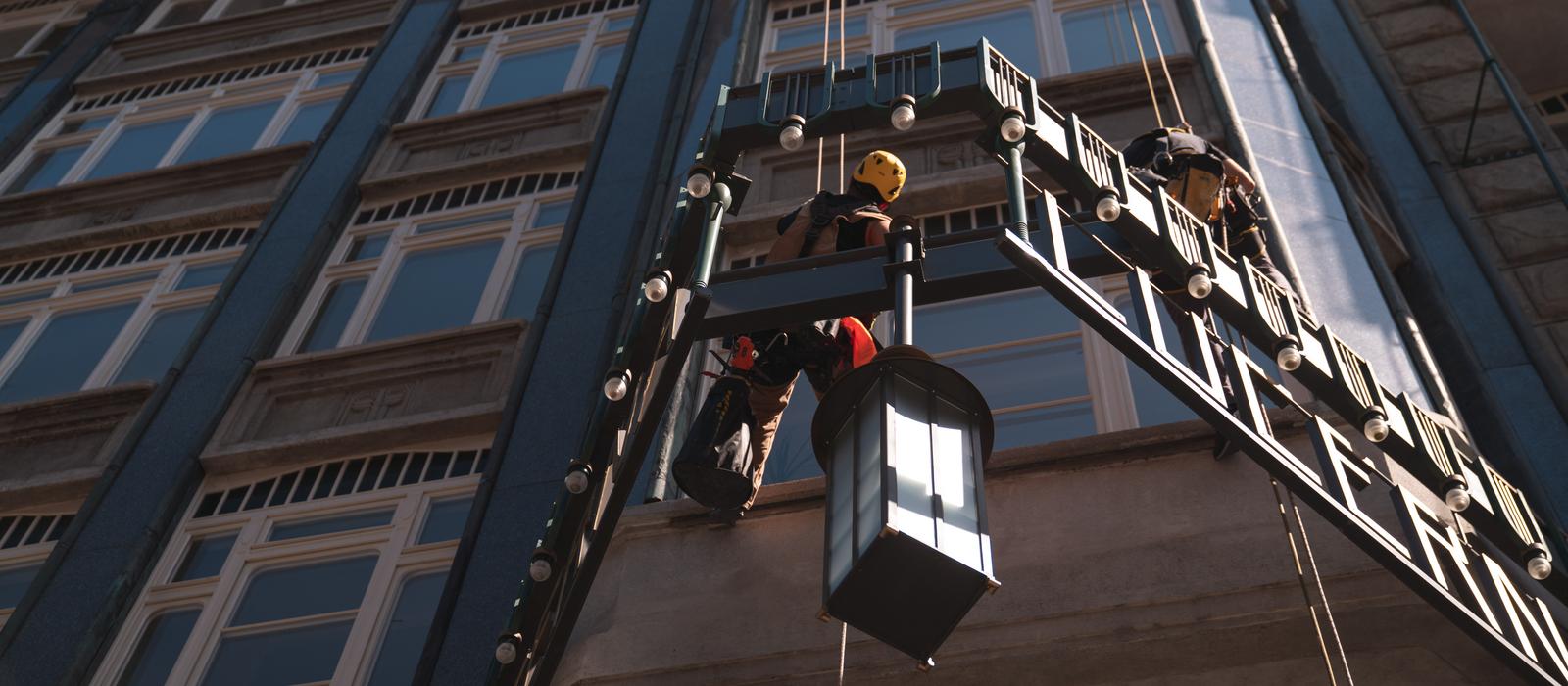 ne� pr�ce z le�en� nebo vysokozdvi�n�ch plo�in.