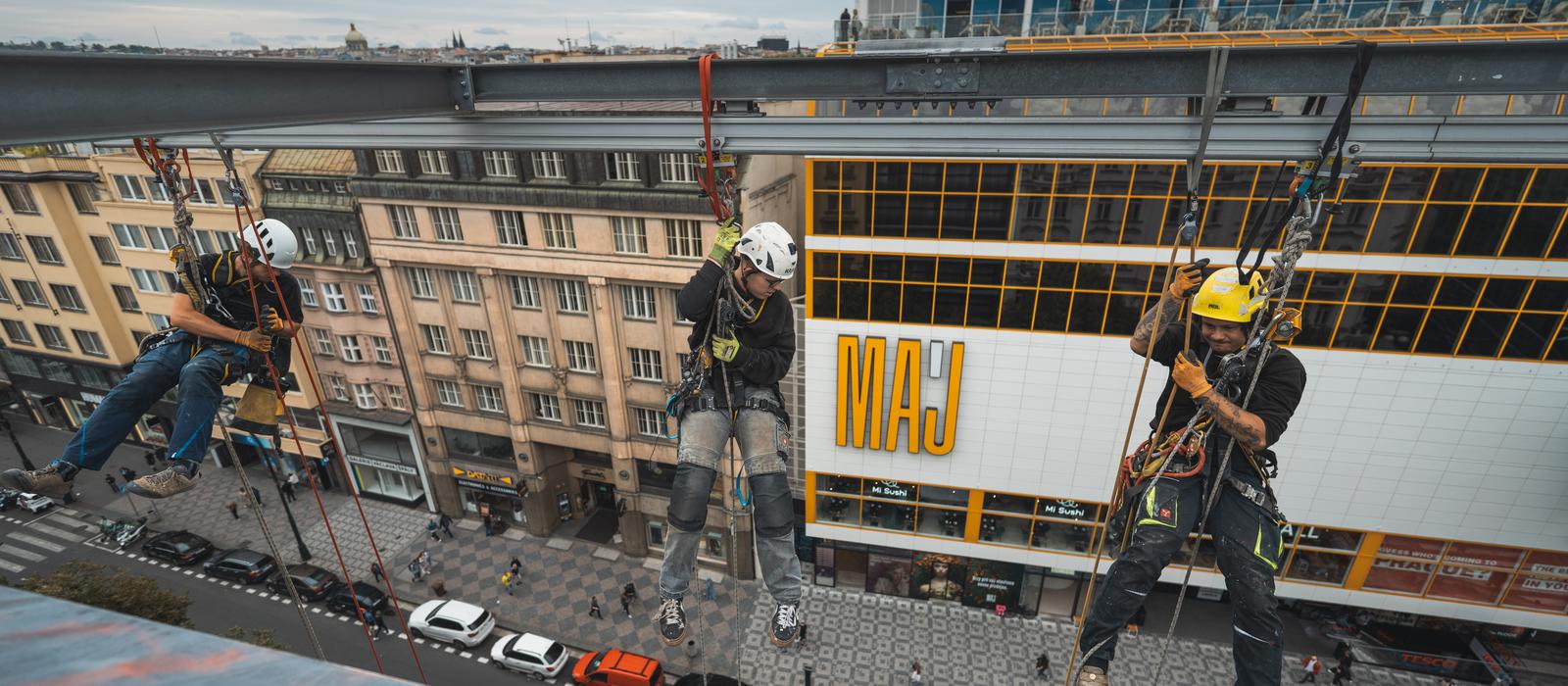 ne� pr�ce z le�en� nebo vysokozdvi�n�ch plo�in.