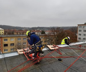 Fasáda domu v Kralupech nad Vltavou byla nesoudrná a poškozená a do 20% povrchu. Provedli jsme otluk nesoudrné omítky a opravili otluená místa a nerovnosti vápenocementovou omítkou, cementovou strkou a vnjší štukovou strkou. Tyto opravy dokonené ped zaátkem zimy zabránily dalšímu poškození fasády a zatékání do ní. V další etap provedeme nátr fasádní barvou.